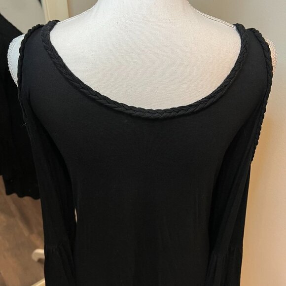 Cable & Gauge Black cold shoulder bell sleeve top, Size Small - Picture 7 of 11